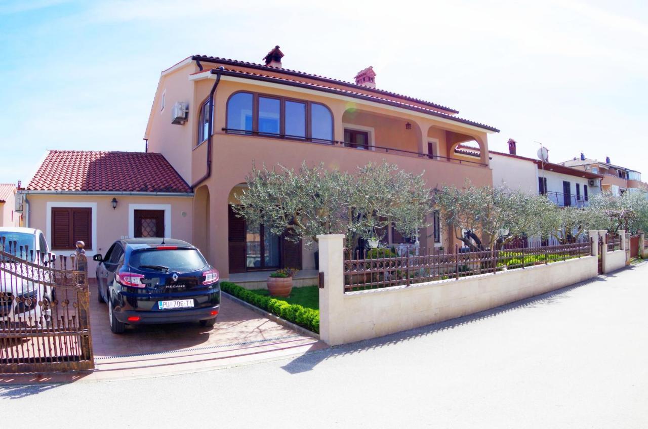 Apartments Tina & Denis Pula Exterior photo